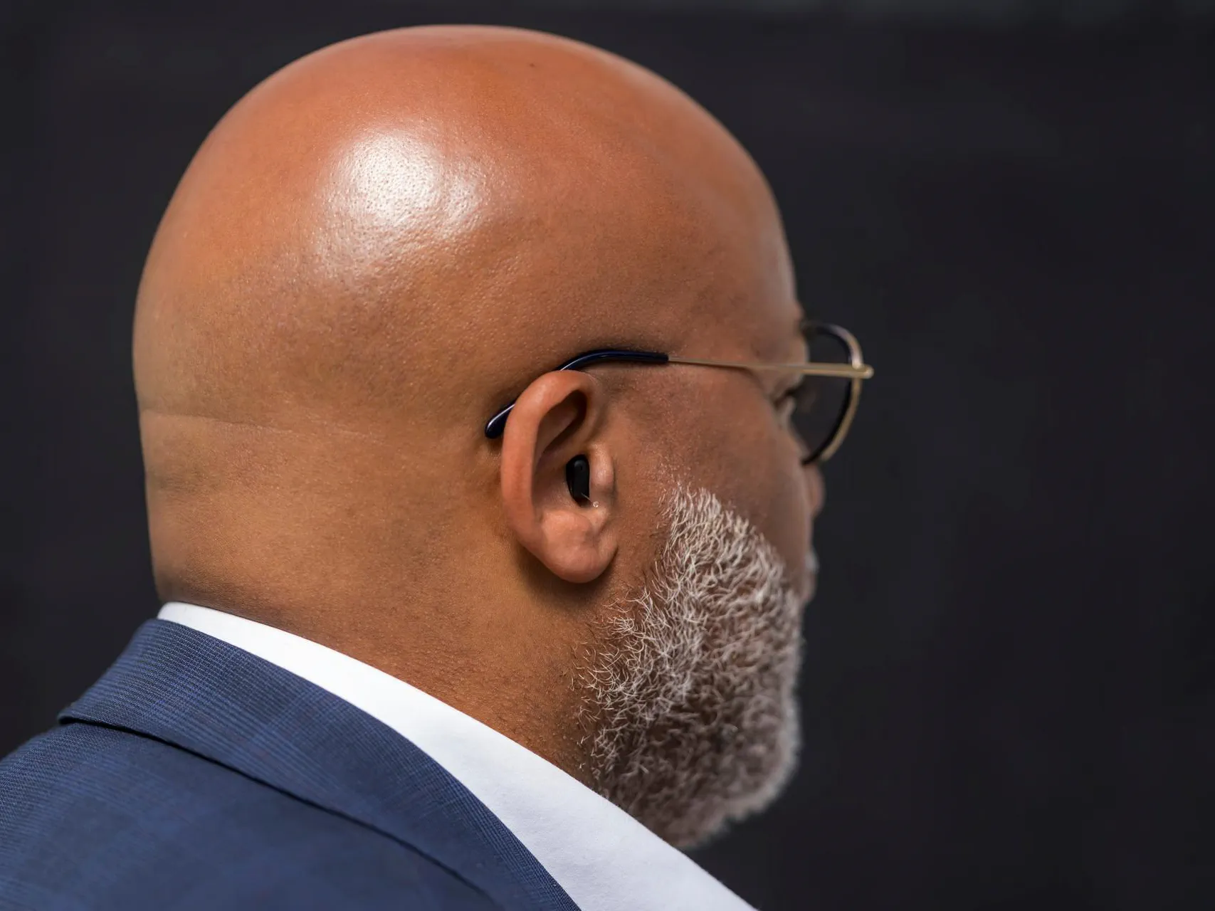 Man wearing Signia IX hearing aids backside.